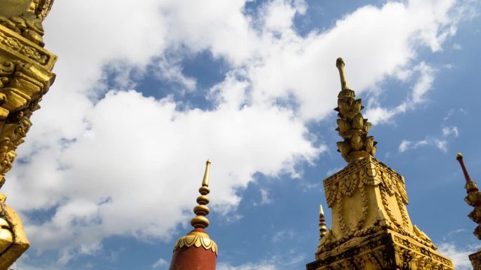 寺庙场地上的装饰性埋葬佛塔。蓝色天空中季风云的动态变焦时移与运动控制。