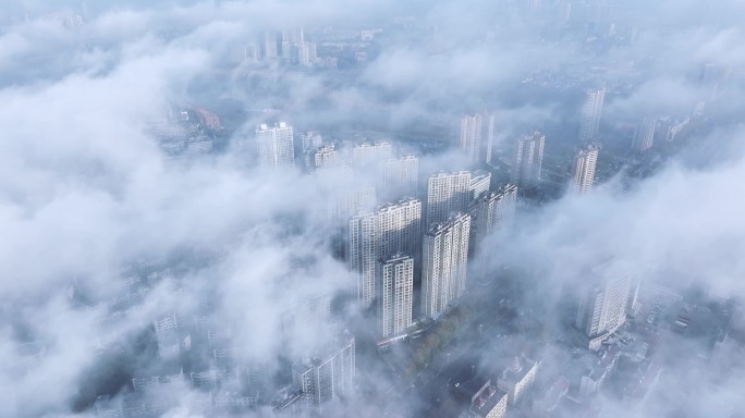 航拍平流雾下的城市景观