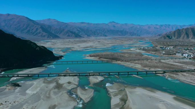 西藏羊湖路上风景湖水蓝天湖