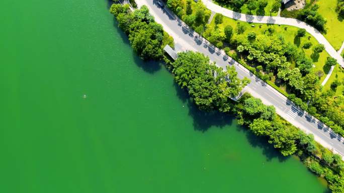 绿色山水江河从城市穿过，广东北江清远连江
