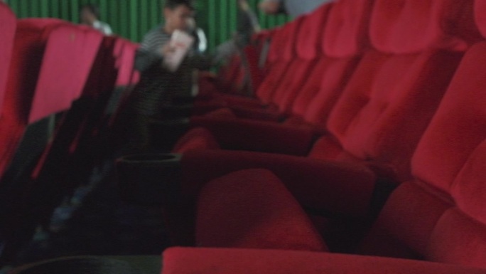 当电影院开门放映时，许多观众来到电影院。