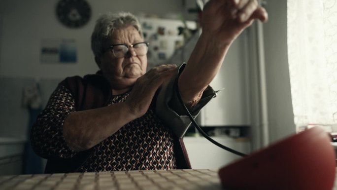 老年妇女自己在家用数字血压计测量血压和心率