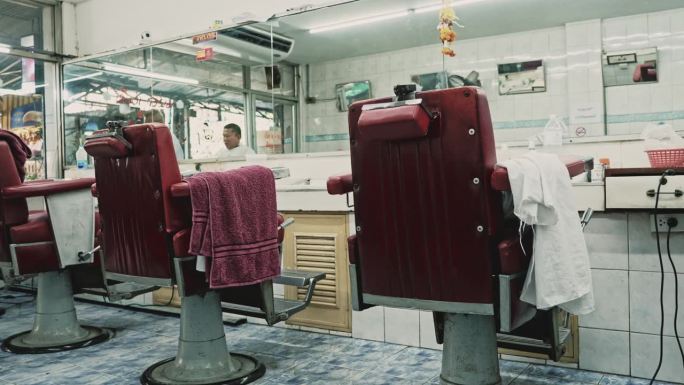 复古理发店里的空红椅子