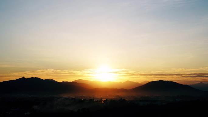 唯美日落夕阳山雾缭绕希望曙光山川云雾黎明