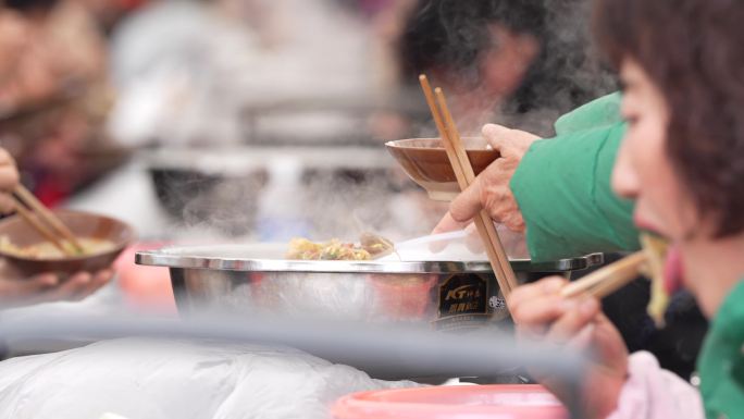 热气腾腾杀猪饭长桌宴4K