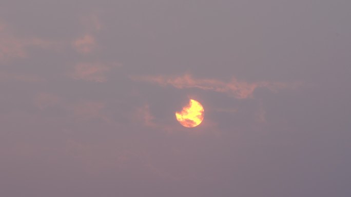 天空移动的云太阳穿云日出太阳光线拨云见日