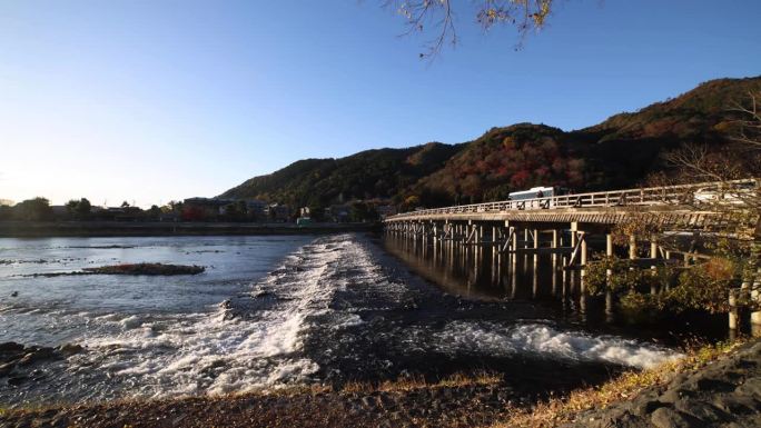 秋日拍摄的京都桂川河附近的东津桥黎明