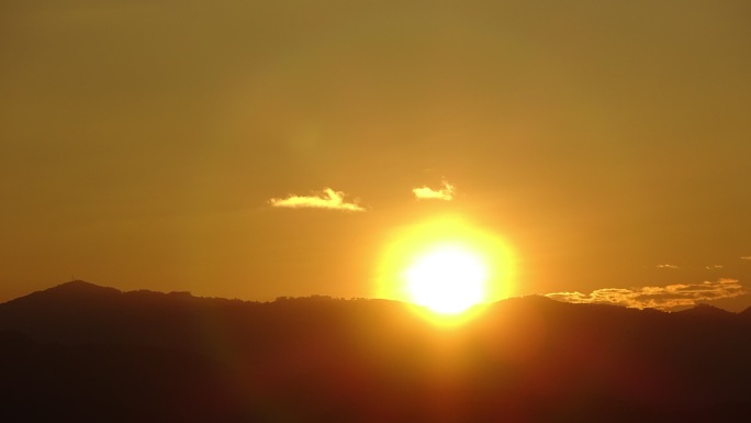 日落群山山顶夕阳晚霞黄昏傍晚天空落日唯美