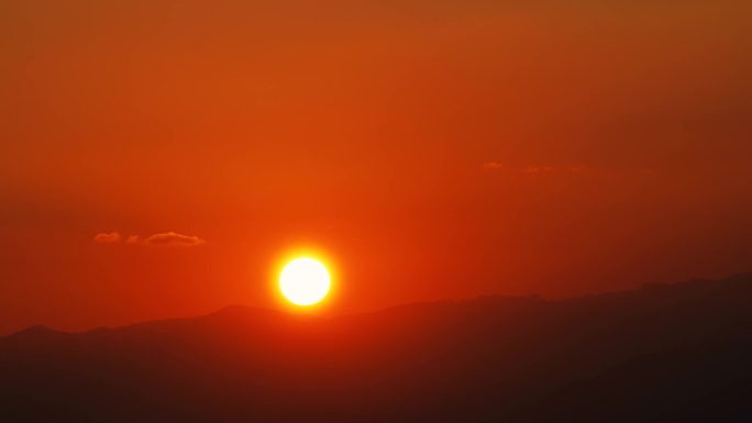 日落群山山顶夕阳晚霞黄昏傍晚天空落日唯美