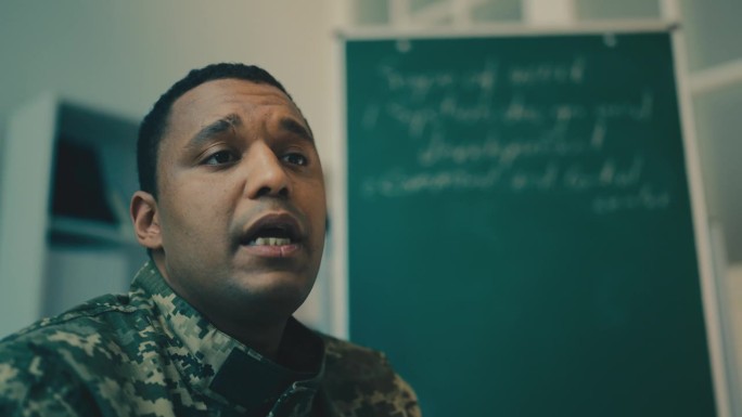 在军事学院向士兵讲解材料的非裔美国教官