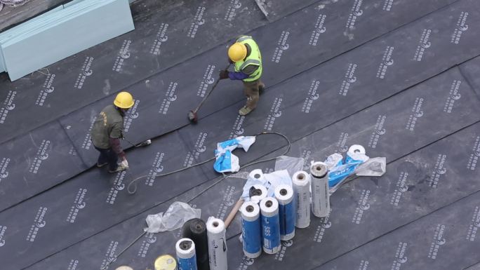 建筑工地屋顶防水施工实拍视频