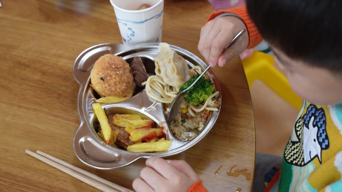 4K幼儿园儿童吃饭吃午餐