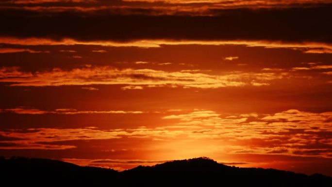 日落群山山顶夕阳晚霞黄昏傍晚天空落日唯美