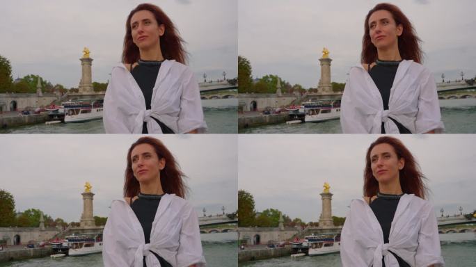沿着塞纳河乘船游览。女游客在游船上欣赏巴黎的景色