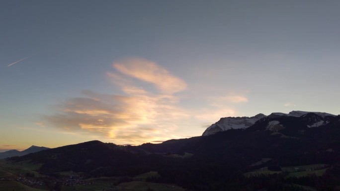 黎明时分，瑞士中部的皮拉图斯山