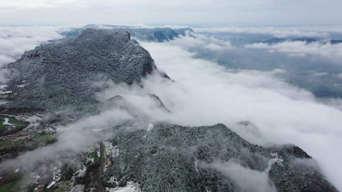 鸡峰山属西秦岭云雾缭绕山下花开原视频素材