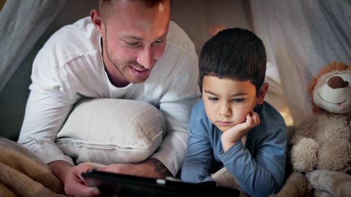 平板电脑，孩子的思考和父亲的卧室堡垒社交媒体，视频或在线游戏应用在家里。网站，爸爸和儿子在一起的纽带