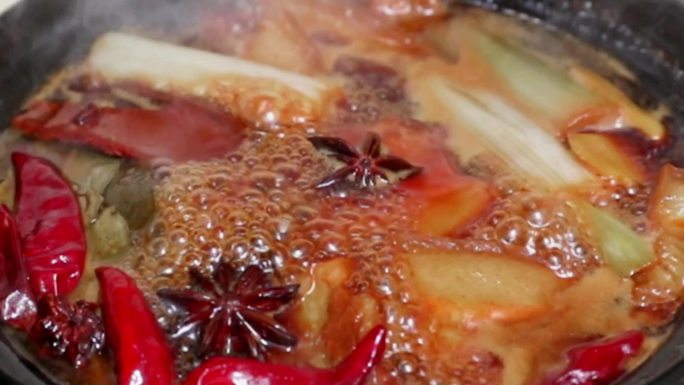香料锅里沸腾 八角桂皮香叶煮食材慢动作