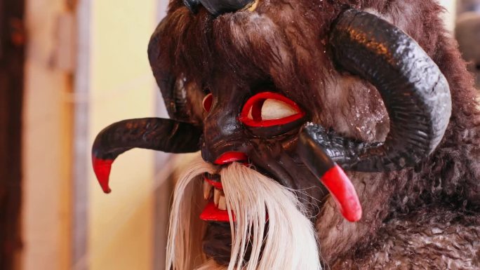克拉普斯的传统面具，一个长着皮肤和角的有角人物，产自奥地利