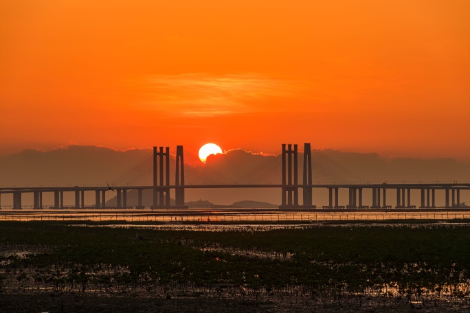 泉州湾跨海大桥海上日出