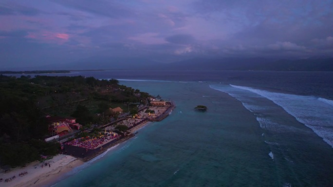 印尼巴厘岛傍晚日落时鸟瞰吉利特拉旺岸。