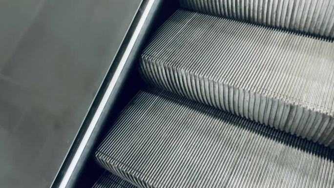 意大利米兰地铁里空无一人的自动扶梯特写