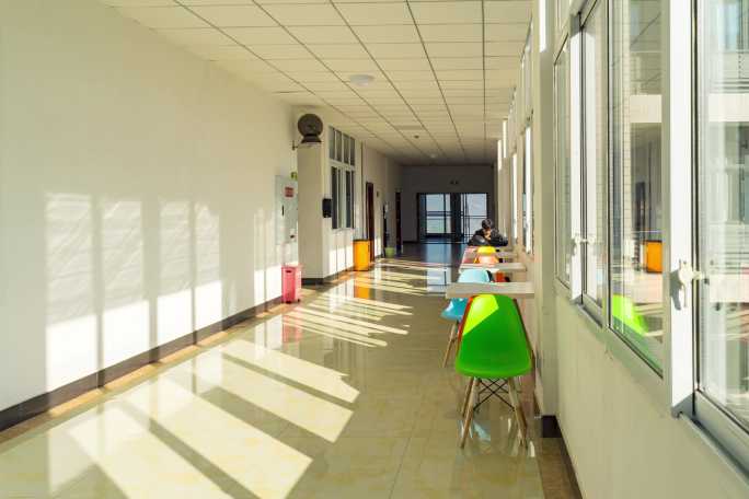 学校走廊连廊人群学习光影变化延时