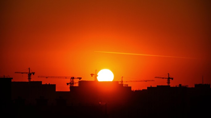 建筑工地上太阳升起