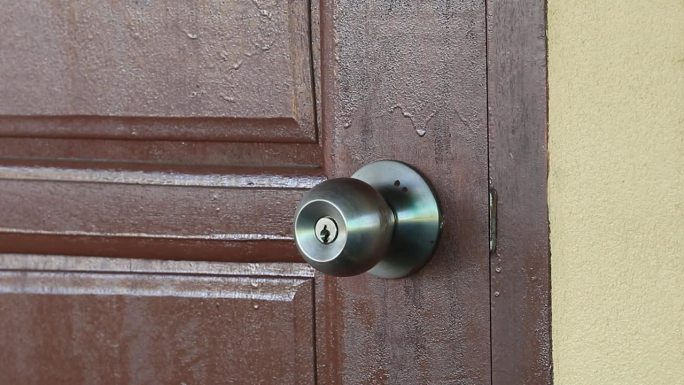 用于打开和关闭您的家和财产安全的木门，门把手和钥匙。防贼防贼。一扇坚固的木门，保护隐私和财产。