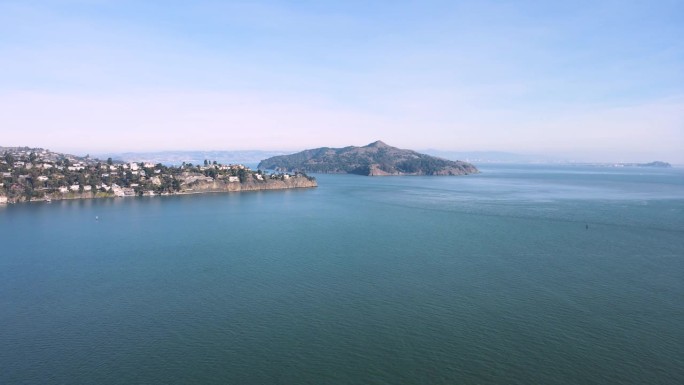 航拍视频捕捉天使岛的自然美景，索萨利托的海岸魅力，以及旧金山遥远的城市轮廓。