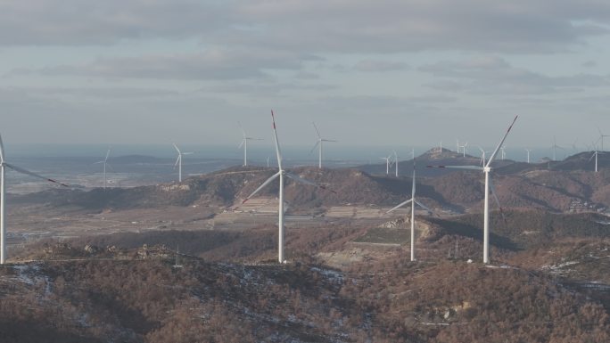 航拍山东文登西岭西山冬季雪后山野风电机群