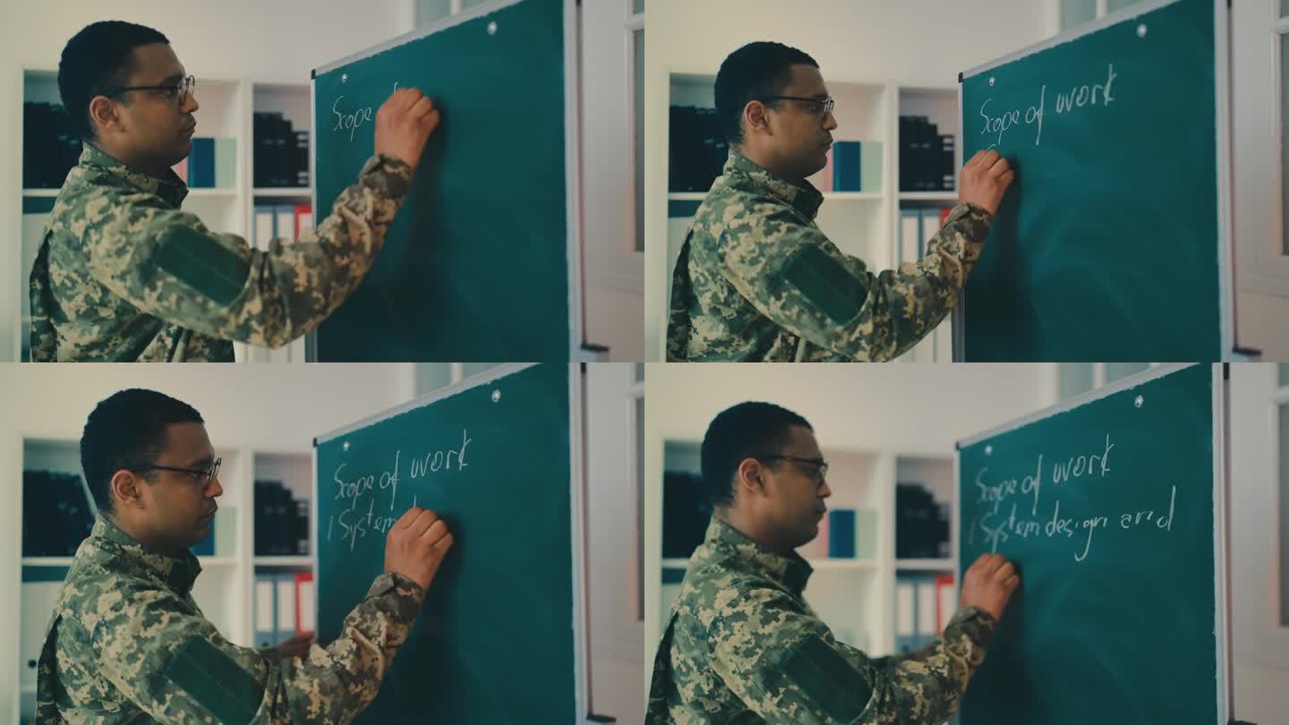 非裔美国军校老师上课时在黑板上写字