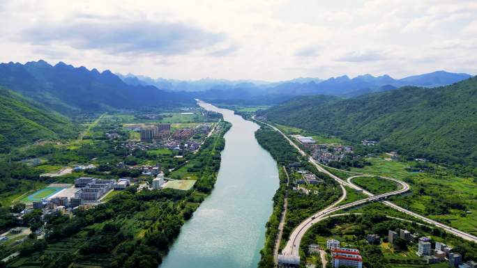 青山绿水河流，江河流向远方的山脉