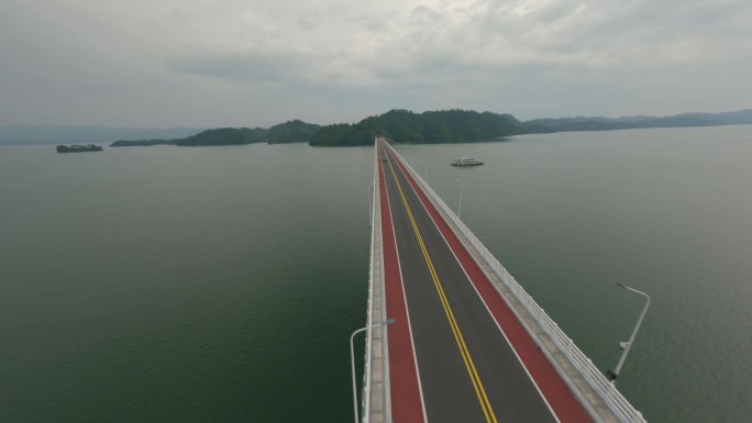 千岛湖 穿越机拍摄大桥上的车辆