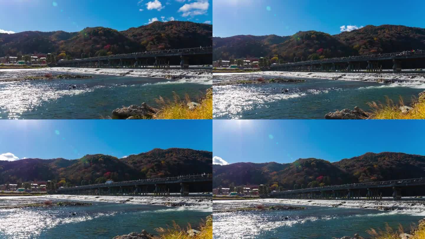 京都东筑桥附近的云和游客的延时镜头倾斜向上