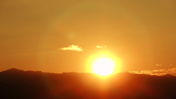 远山日落延时黄昏夕阳山峰阳光森林太阳下山