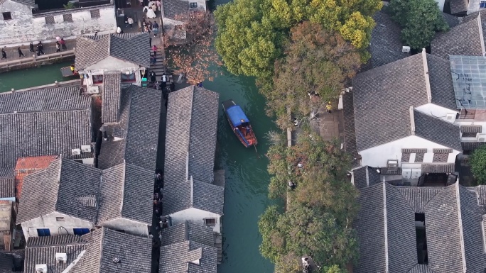 航拍江苏周庄古镇的水乡的乌篷船