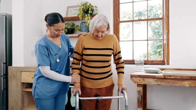 护士，残疾老年妇女和助行器，退休后在家提供帮助和协助。老年人，在物理治疗，运动和损伤恢复或康复方面的