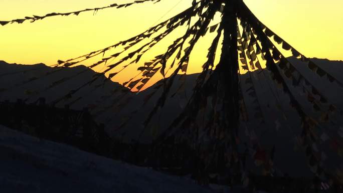 宝兴县达瓦更扎日出经幡雪山