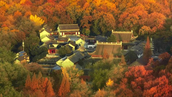 秋天的深山古寺