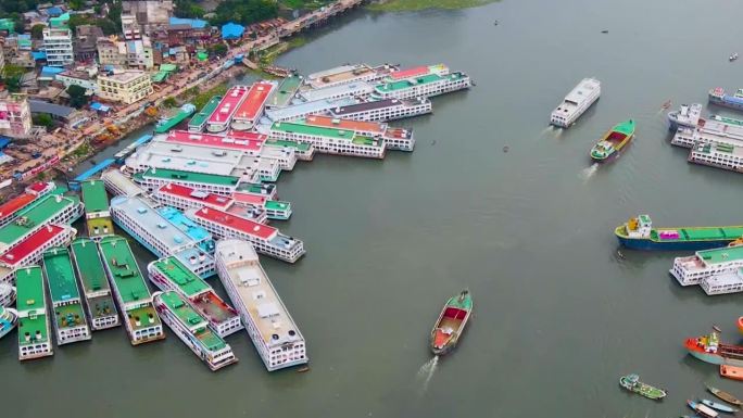多艘渡轮停靠在繁忙的城市河岸码头。空中