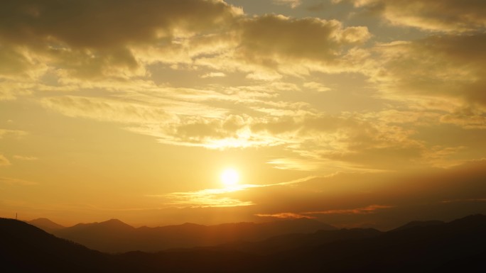 山峰日出延时远山太阳升起来清晨金色天空