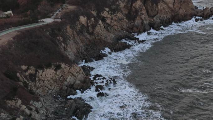 海边海浪拍击岩石海岸线