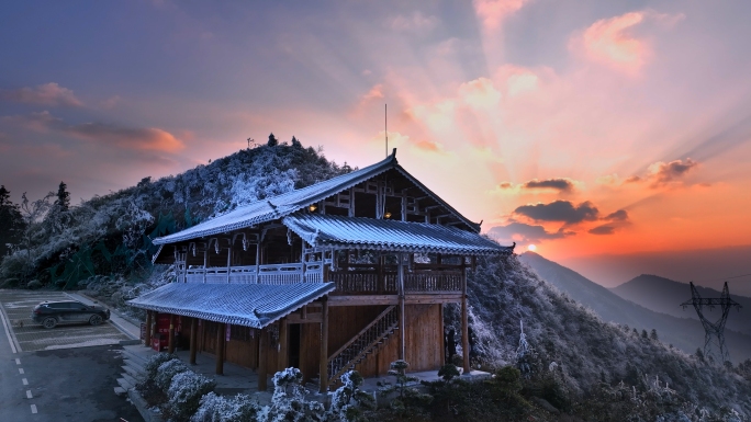 山顶雪景冰宫观景台