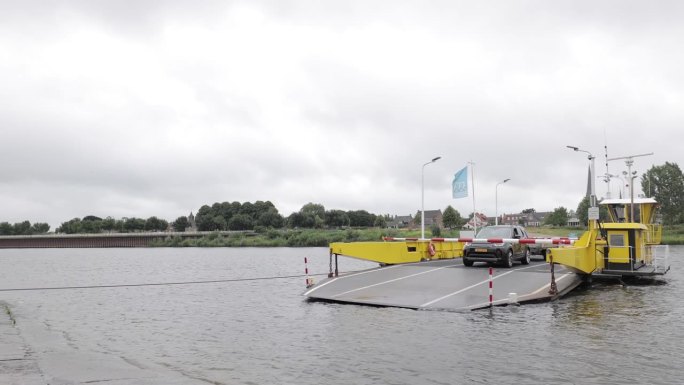 汽车渡船横跨荷兰马斯河