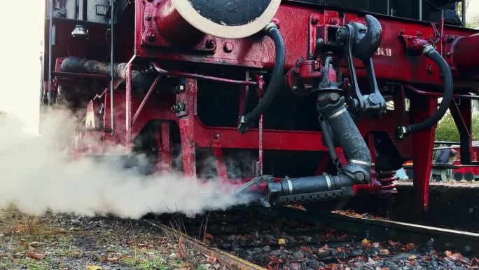 古老的德国机车的管道释放出厚厚的蒸汽云