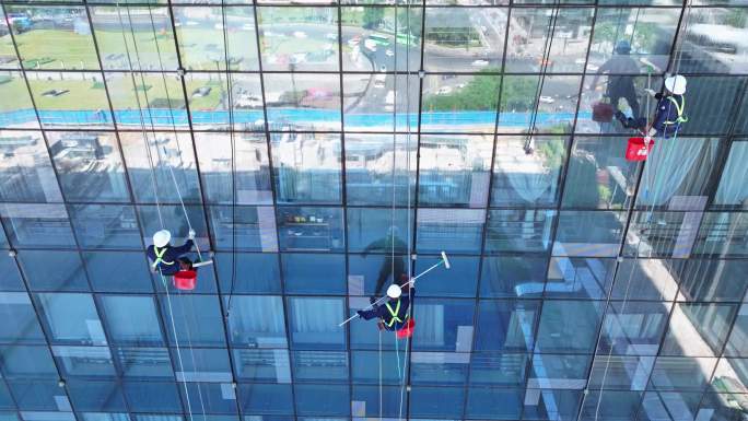 蜘蛛人在城市清洗大楼玻璃 清洁工清洁玻璃