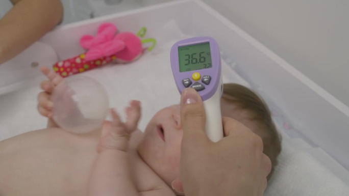 女医生用现代温度计给孩子量体温
