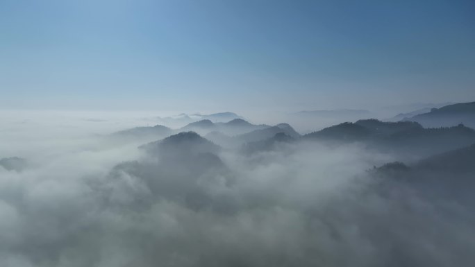 峡江水墨山水峰峦叠嶂云雾缭绕航拍