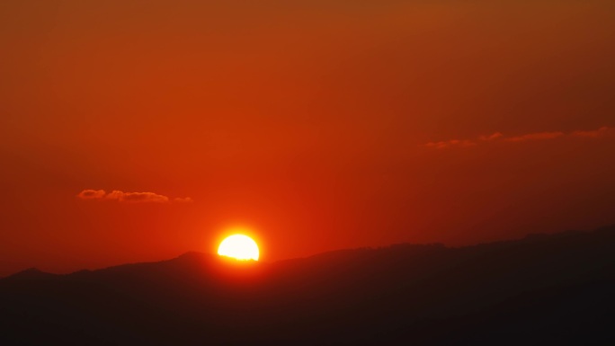 日出群山山顶天空太阳升起朝阳晨曦朝霞唯美